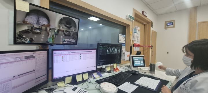 [서울=뉴시스] 국내 의료 AI 기업 팬토믹스가 개발한 '마이오믹스(Myomics)'는 인공지능(AI)이 심장 자기공명영상(MRI) 영상을 자동으로 분석해 심근 두께, 심장 기능뿐만 아니라 LGE 영상에서 섬유화 비율을 정량적으로 계산해 부정맥 위험도를 5분 이내에 정밀하게 평가한다. 특히 비후성 심근병증처럼 미세한 심근 변화와 섬유화 패턴을 조기에 포착하는 데 강점을 보인다. 사진은 심장 MRI 촬영 모습. (사진=팬토믹스 제공) 2025.10.24. photo@newsis.com *재판매 및 DB 금지