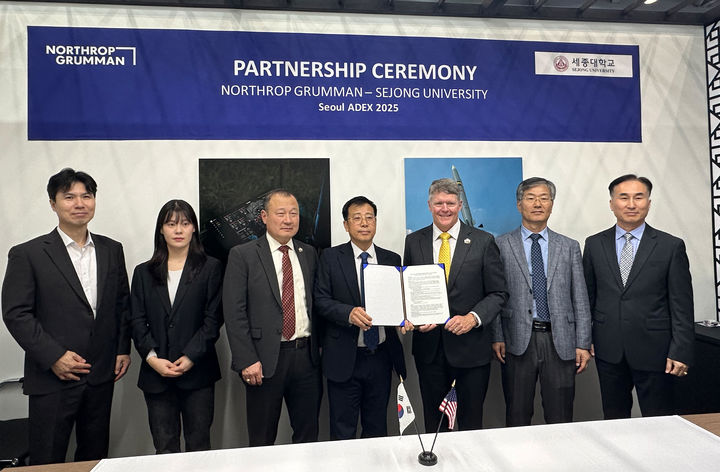 [서울=뉴시스] 세종대 우주항공산업연구소와 노스롭그루먼 관계자들이 협약 체결 이후 기념사진을 촬영하고 있다. (사진=세종대 제공) 2025.10.24. photo@newsis.com *재판매 및 DB 금지
