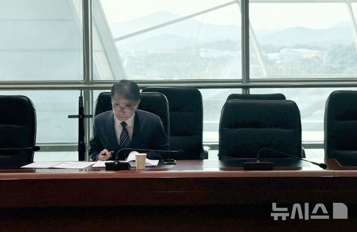 [남해=뉴시스] 차용현 기자 = 경남 남해군 장충남 군수가 지난 17일 세종정부청사 대기실에서 농어촌기본소득 시범사업 공모 발표를 앞두고 발표 준비에 집중하고 있다. 2025.10.24. con@newsis.com 