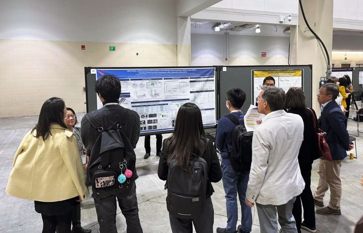 [서울=뉴시스] AACR-NCI-EORTC 2025에서 VRN11 임상결과에 대한 포스터 설명을 참관하는 학회 참석자들. (사진=보로노이 제공) 2025.10.24. photo@newsis.com *재판매 및 DB 금지