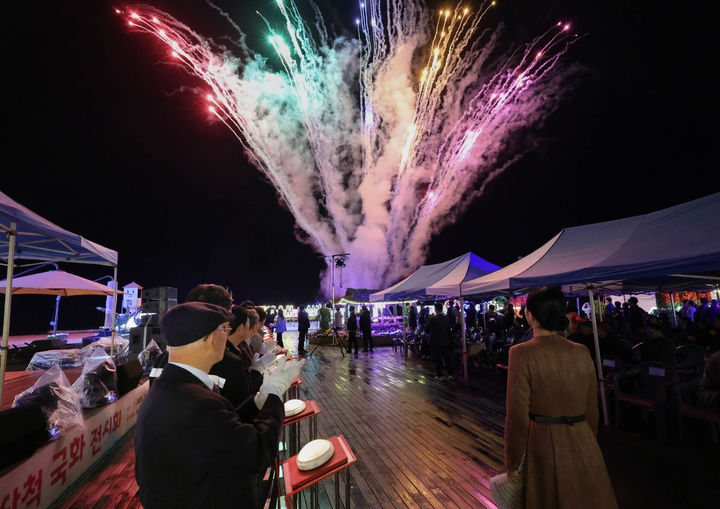 지난 23일, 삼척해변 일원에서 ‘제10회 삼척 국화전시회’ 점등식이 열리고 있다.(사진=삼척시 제공) *재판매 및 DB 금지