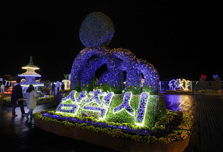지난 23일, 삼척해변 일원에서 ‘제10회 삼척 국화전시회’ 점등식이 열리고 있다.(사진=삼척시 제공) *재판매 및 DB 금지