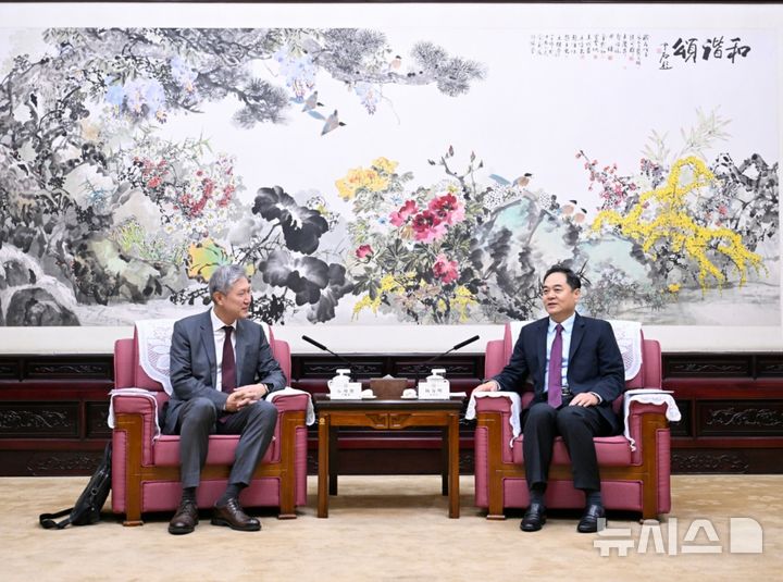 [베이징=뉴시스] 중국인민대외우호협회는 23일 소셜미디어(SNS) 위챗 계정을 통해 노재헌 주중국대사가 전날 협회에서 양완밍 회장과 회견했다고 밝혔다.(사진=중국인민대외우호협회 위챗 갈무리) 2025.10.24 photo@newsis.com