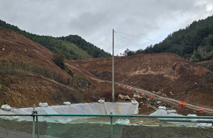 지난 24일 태백시 철암동 고터실산업단지 조성공사현장은 계속된 비로 인해 지반다지지가 제대로 될 수 잇을지 우려가 높아지고 있다.(사진=뉴시스) *재판매 및 DB 금지