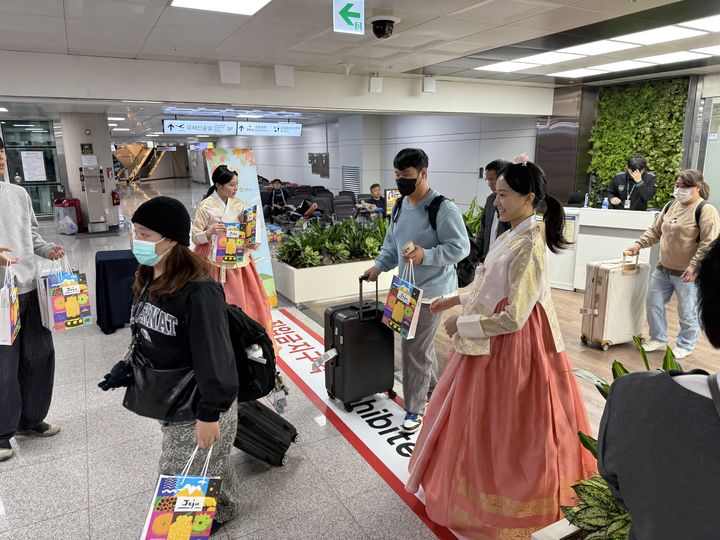 [제주=뉴시스] 24일 오전 제주국제공항에서 제주-타이베이 직항노선 재취항 환영 행사가 열리고 있다. (사진=제주도 제공) 2025.10.24. photo@newsis.com *재판매 및 DB 금지