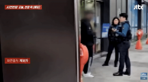 [뉴시스] 서울 도심에서 행인들에게 시비 걸던 한 외국인이 현장에 출동한 경찰관에게 흉기와 삼단봉을 휘둘렀다. (영상=JTBC '사건반장') *재판매 및 DB 금지