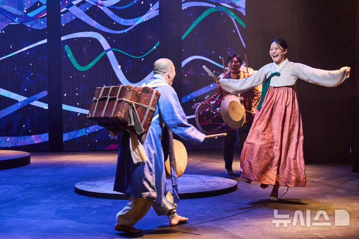  [서울=뉴시스]소리극 '서편제; 디 오리지널' 공연 장면. (사진=국립정동극장 제공)