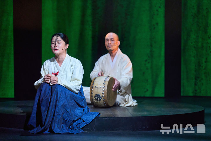 [서울=뉴시스]소리극 '서편제; 디 오리지널' 공연 장면. (사진=국립정동극장 제공)