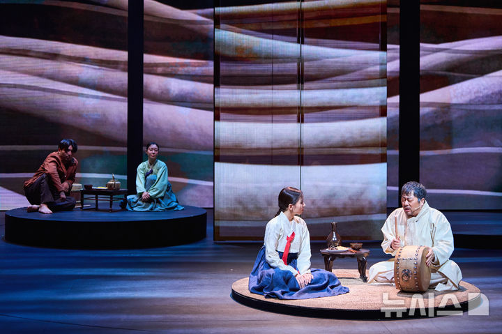  [서울=뉴시스]소리극 '서편제; 디 오리지널' 공연 장면. (사진=국립정동극장 제공)