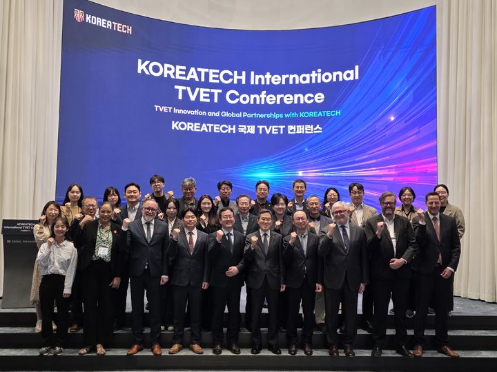 [천안=뉴시스] 2025 국제 TVET 컨퍼런스가 끝나고 참석자들이 기념사진을 찍고 있다.(사진 한국기술대학교 제공).2025.10.24.photo@newsis.com. *재판매 및 DB 금지