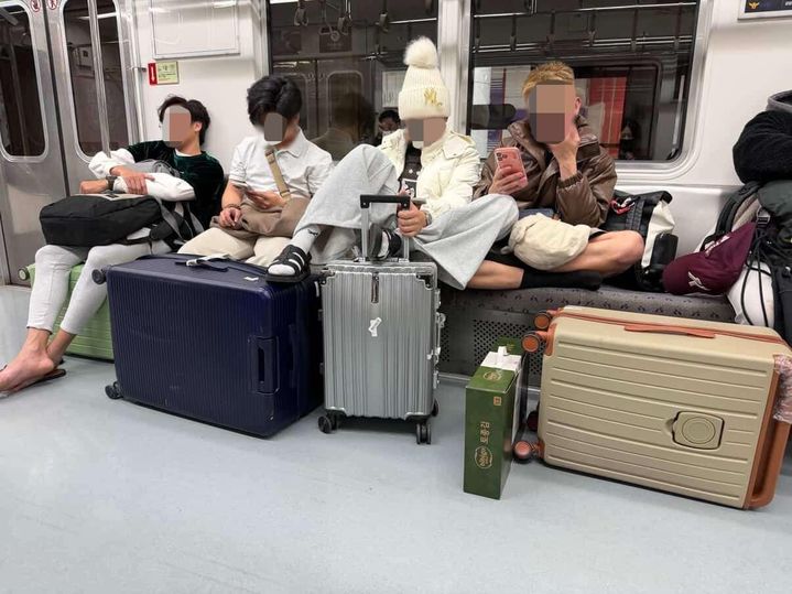 [서울=뉴시스] 서울 지하철 5호선 열차 안에서 불쾌감을 유발하는 행동을 한 승객들. (사진=보배드림 캡처) *재판매 및 DB 금지 *재판매 및 DB 금지