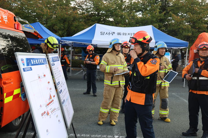 [대구=뉴시스] 대구강서소방서는 달서구 호산동 소재 희성PVC에서 '2025 재난대비 안전한국훈련 및 강서소방서 긴급구조 종합훈련'을 실시했다. (사진=대구 강서소방서 제공) 2025.10.25. photo@newsis.com *재판매 및 DB 금지