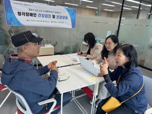 [서울=뉴시스] 수어통역을 통한 건강검진 상담 모습. 2025.10.24. (사진=중랑구 제공) *재판매 및 DB 금지