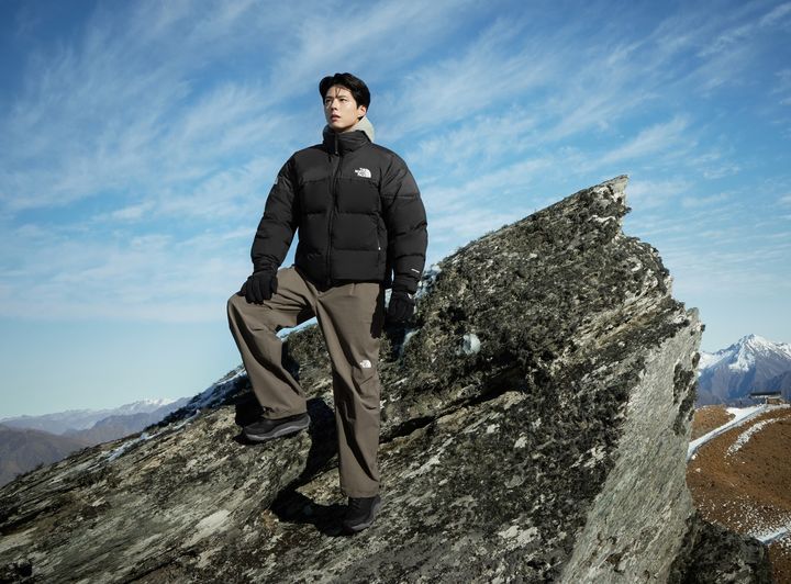 [서울=뉴시스] 영원아웃도어가 전개하는 아웃도어 브랜드 노스페이스는 글로벌 스테디셀러인 '눕시'를 리마스터한 신제품을 출시했다.(사진=영원아웃도어 제공) *재판매 및 DB 금지