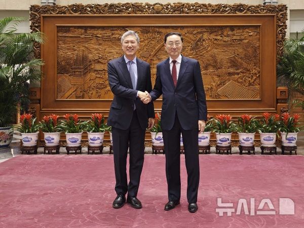 [베이징=뉴시스] 쑨웨이둥 중국 외교부 부부장(차관)이 23일 노재헌 주중국대사와 만났다고 중국 외교부가 밝혔다. 2025.10.24 photo@newsis.com 