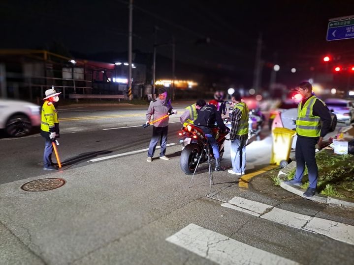 [천안=뉴시스] 천안시가 천안동남경찰서와 함께 오토바이 등에 대한 소음단속을 실시했다. (사진=천안시 제공) 2025.10.24 photo@newsis.com *재판매 및 DB 금지