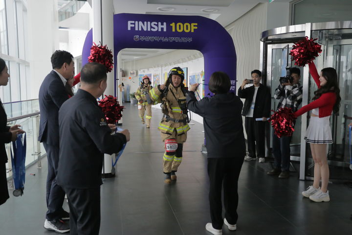 [부산=뉴시스] 부산소방재난본부는 24일 오전 부산 해운대구 엘시티에서 '전국소방공무원 해운대LCT 계단오르기 대회'를 개최했다고 밝혔다. (사진=부산소방재난본부 제공) 2025.10.24. photo@newsis.com *재판매 및 DB 금지