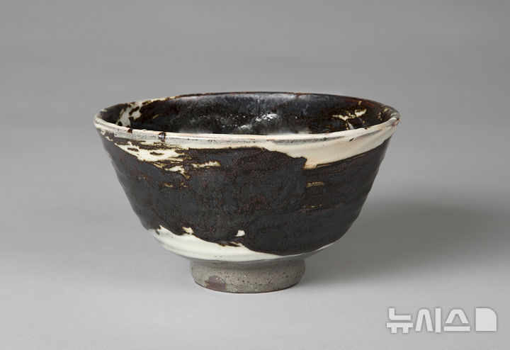 [김해=뉴시스]경남찻사발 전국공모전 대상 김상성 ‘철화귀얄사발’. (사진=김해시 제공). 2025. 10.24. photo@newsis.com