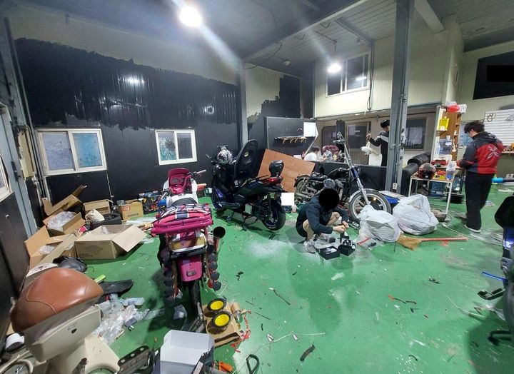 [천안=뉴시스] 불법 오토바이 튜닝 작업이 이뤄졌던 현장 모습. (사진=충청남도경찰청 제공) 2025.10.24 photo@newsis.com *재판매 및 DB 금지