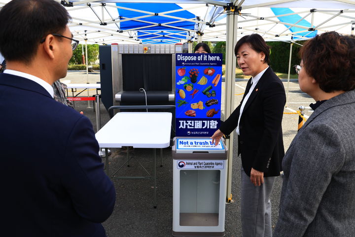 [부산=뉴시스] 송미령 농림축산식품부 장관이 24일 오후 김해공항을 찾아 동식물 검역 절차를 점검하고 있다. (사진 = 농식품부 제공) 2025.10.24. *재판매 및 DB 금지