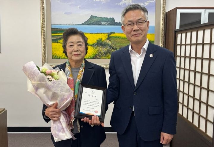 [제주=뉴시스] 서울에 거주하는 이신숙(왼쪽)씨가 24일 제주도청에서 진명기 제주도 행정부지사로부터 감사패를 받고 기념촬영을 하고 있다. (사진=제주도 제공) 2025.10.24. photo@newsis.com *재판매 및 DB 금지