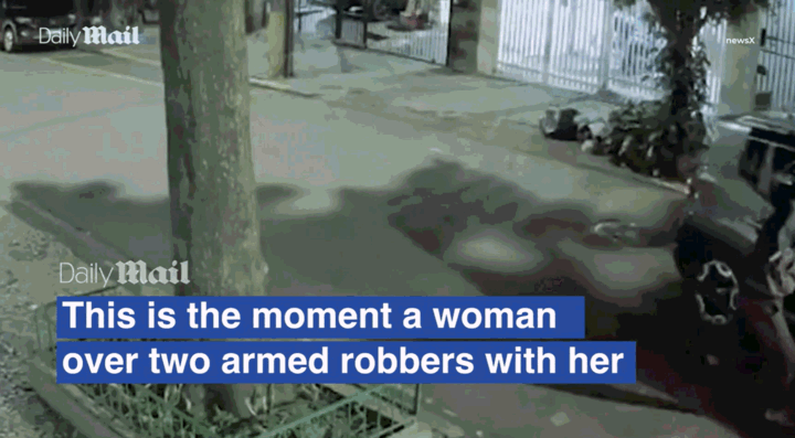 [뉴시스] 브라질 리우데자네이루에서 총을 든 강도의 위협을 받던 한 여성이 기지를 발휘해 그들을 차로 들이받았다. (사진=데일리메일) 2025.10.23 *재판매 및 DB 금지