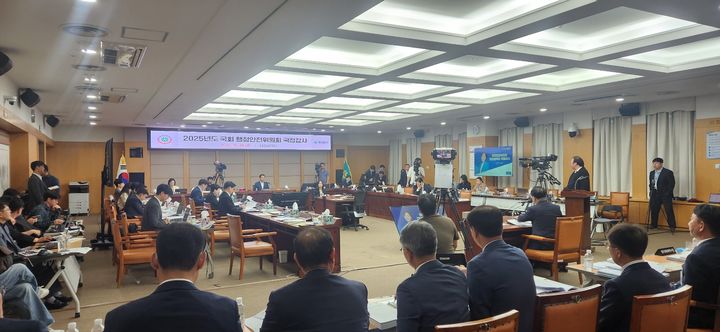 [대전=뉴시스]곽상훈 기자=24일 대전시청에서 국회 행정안전위원회 국정감사가 진행되고 있다. 2025. 10. 24 kshoon0663@newsis.com *재판매 및 DB 금지
