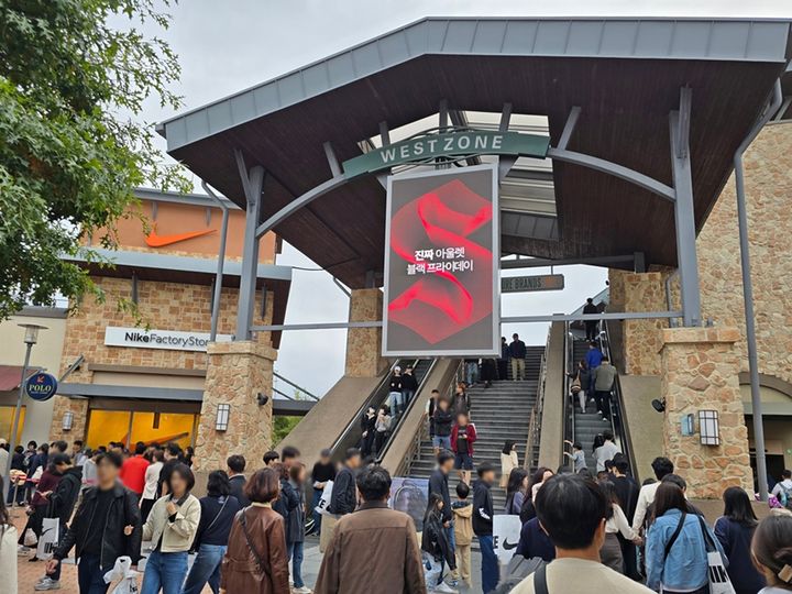 [서울=뉴시스] 신세계사이먼은 오는 26일까지 3일간 여주·파주·부산·시흥 프리미엄 아울렛 전 점에서 연중 최대 규모의 쇼핑 축제 '슈퍼 새터데이(SUPER SATURDAY)'를 개최한다.(사진=신세계사이먼 제공) *재판매 및 DB 금지