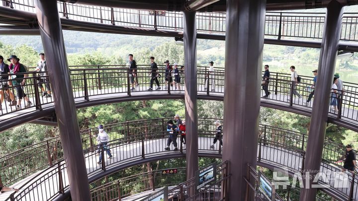 [안성=뉴시스] 금광호수 하늘전망대 내부 모습 (사진=안성시 제공)2025.10.24.photo@newsis.com 