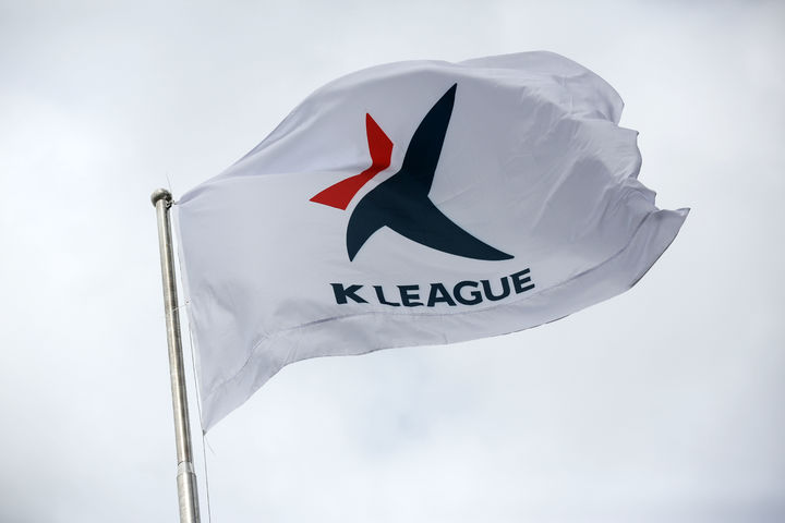 [서울=뉴시스] 프로축구 K리그 엠블럼 깃발. (사진=한국프로축구연맹 제공) *재판매 및 DB 금지