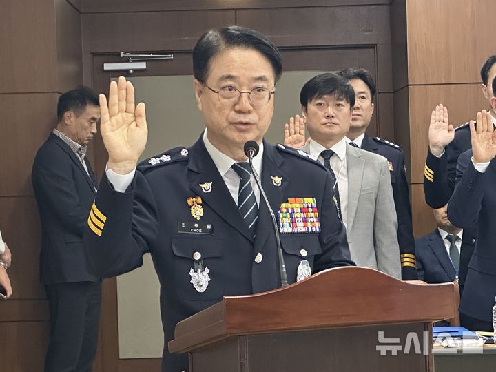 [대전=뉴시스] 김도현 기자 = 24일 오후 대전 서구 둔산동 대전경찰청에서 열린 국회 행정안전위원회 국정감사에서 최주원 대전경찰청장이 선서를 하고 있다. 2025.10.24. kdh1917@newsis.com