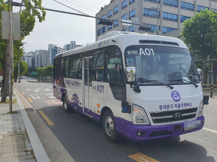 [서울=뉴시스] 동대문구에서 운행 중인 자율주행버스 '동대문A01'의 모습.2025.10.24. photo@newsis.com *재판매 및 DB 금지