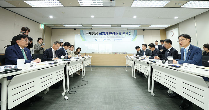 임광현 국세청장이 24일 오후 서울 송파구 한국인공지능·소프트웨어산업협회에서 열린 현장 소통 간담회에서 AI 중소기업 대표들과 대화를 나누고 있다.(사진 : 국세청 제공) 2025.10.24. *재판매 및 DB 금지