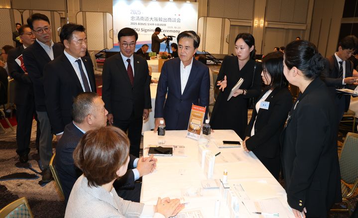 [홍성=뉴시스] 충남도 일본 오사카 수출상담회에서 김태흠 지사가 상담 부스를 돌며 기업 관계자와 바이어들을 격려하고 있다. *재판매 및 DB 금지