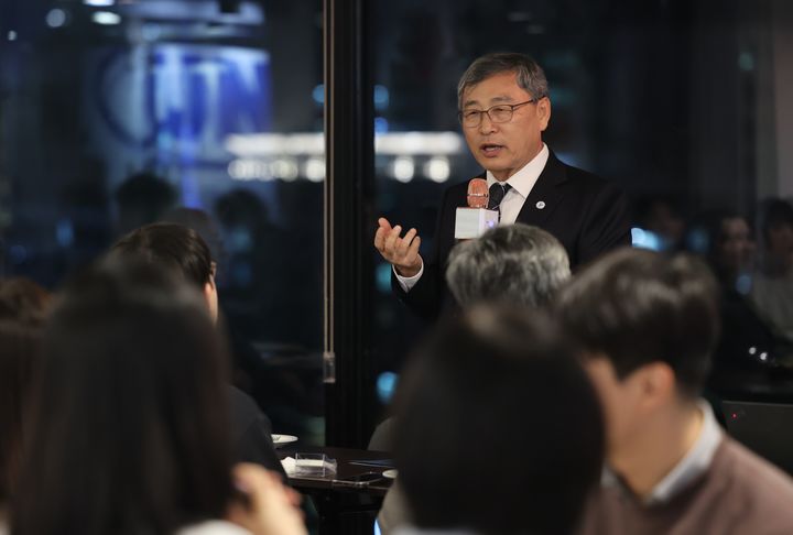 [서울=뉴시스]정근식 서울시교육감이 지난 23일 저녁 기자들과 만나 대화하고 있다. (사진=서울시교육청 제공) photo@newsis.com *재판매 및 DB 금지
