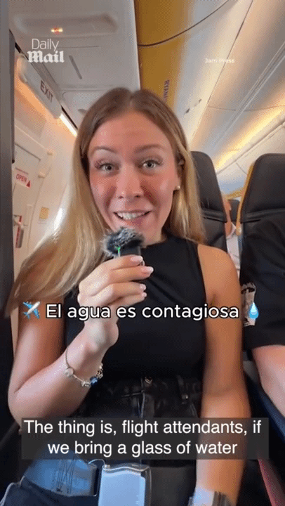 [서울=뉴시스] ‘항공 서비스 꿀팁’을 공유하는 전직 승무원 바바라 바실리에리의 모습 (영상=데일리메일) 2025.10.23. *재판매 및 DB 금지