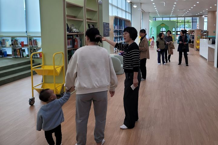 [대구=뉴시스] 이상제 기자 = 대구 남구 대구도서관 임시 개관일인 24일 시민들이 도서관을 찾아 곳곳을 둘러보고 있다. 2025.10.24. king@newsis.com *재판매 및 DB 금지