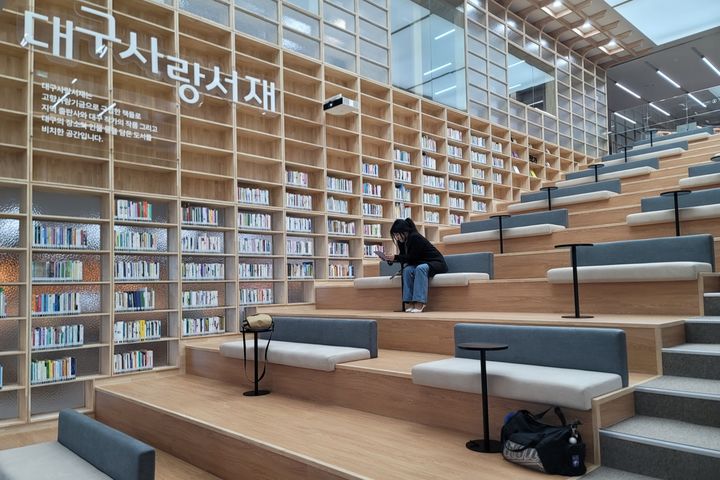 [대구=뉴시스] 이상제 기자 = 대구 남구 대구도서관 임시 개관일인 24일 한 시민이 도서관에서 독서하고 있다. 2025.10.24. king@newsis.com *재판매 및 DB 금지