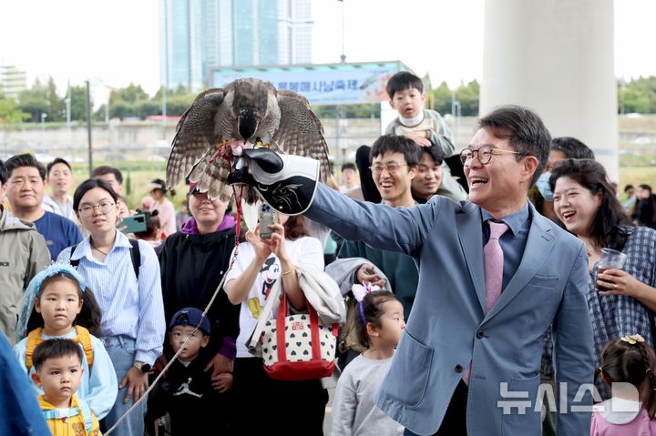 [서울=뉴시스]지난해 응봉 매사냥 축제.