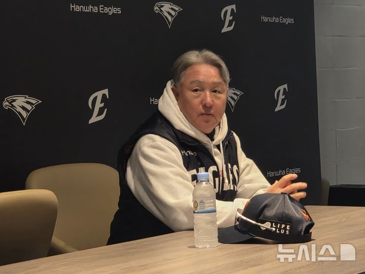[대전=뉴시스] 김희준 기자 = 프로야구 한화 이글스의 김경문 감독이 24일 대전 한화생명볼파크에서 벌어지는 2025 신한 쏠뱅크 KBO 포스트시즌 플레이오프 5차전 삼성 라이온즈와의 홈 경기를 앞두고 인터뷰를 하고 있다. 2025.10.24jinxijun@newsis.com
