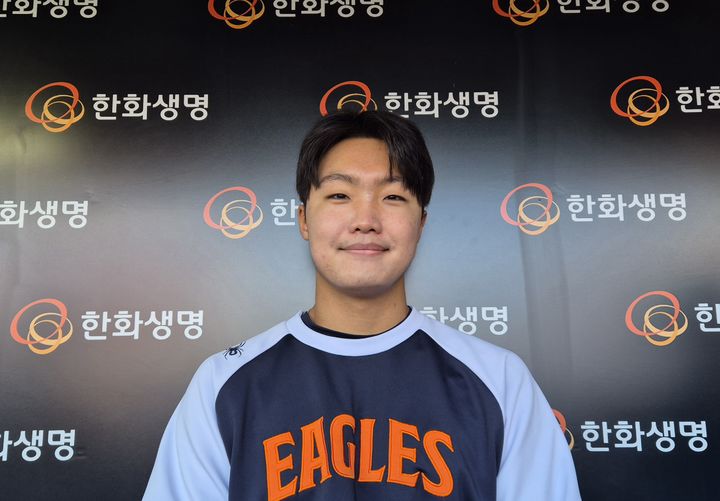 [대전=뉴시스] 문채현 기자 = 프로야구 한화 이글스의 정우주가 24일 대전 한화생명볼파크에서 열리는 삼성 라이온즈와의 2025 신한 쏠뱅크 KBO 포스트시즌 플레이오프(PO·5전3선승제) 최종 5차전을 앞두고 취재진을 만나 인터뷰를 하고 있다. 2025.10.24. dal@newsis.com *재판매 및 DB 금지