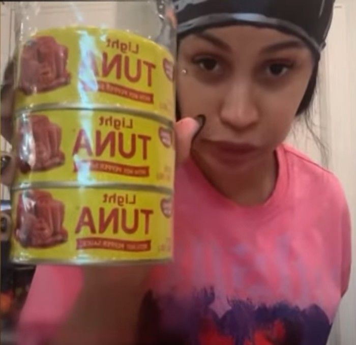 [뉴시스] 카디비가 인스타그램 라이브에서 고추참치를 먹으며 감탄했다. (사진=카디비 인스타그램) *재판매 및 DB 금지