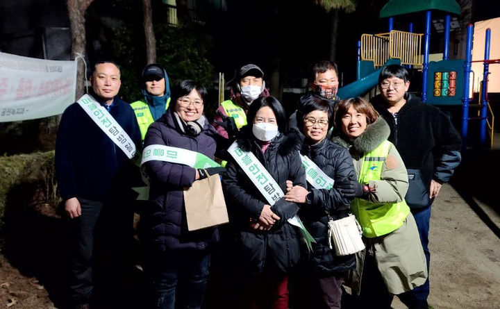 [광주=뉴시스] 광주 광산구 자치운영 시범사업단에서 활동하는 가로환경관리원들이 주민들과 월곡동 한 공원에서 쓰레기 불법투기 야간지킴이 활동을 하고 있다. (사진 = 독자 제공) 2025.10.24. photo@newsis.com *재판매 및 DB 금지