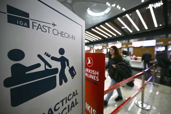 [이스탄불(튀르키예)=뉴시스] 공항사진기자단 =지난 17일 오후 튀르키예 이스탄불공항에서 시행중인 유로 패스트트랙 서비스 'IGA 패스'. 2025.10.26. photo@newsis.com *재판매 및 DB 금지