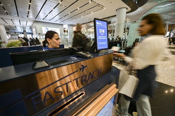 [이스탄불(튀르키예)=뉴시스] 공항사진기자단 =지난 17일 오후 튀르키예 이스탄불공항에서 시행중인 유로 패스트트랙 서비스 'IGA 패스'. 2025.10.26. photo@newsis.com *재판매 및 DB 금지