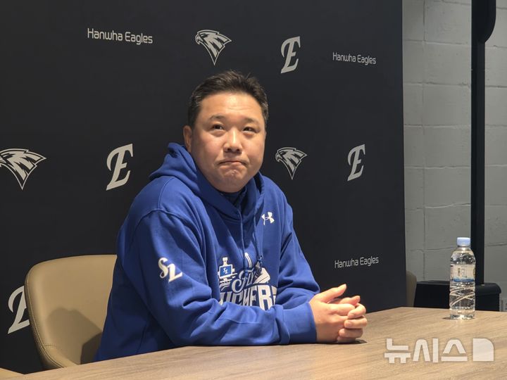 [대전=뉴시스] 김희준 기자 = 프로야구 삼성 라이온즈의 박진만 감독이 24일 대전 한화생명볼파크에서 벌어지는 2025 신한 쏠뱅크 KBO 포스트시즌 플레이오프 5차전 한화 이글스와의 원정 경기를 앞두고 인터뷰를 하고 있다. 2025.10.24jinxijun@newsis.com