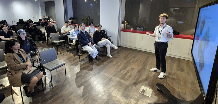 [이스탄불(튀르키예)=뉴시스] 홍찬선 기자 =아이든 베르킨 셴튀르크 IGA 패스 로열티 및 파트너십 관리팀 마케팅 스페셜리스트가 이스탄불공항에서 시행하는 유료 패스트트랙(Fast Track) 서비스 'IGA 패스'에 대해 설명하고 있다. 2025.10.26. photo@newsis.com *재판매 및 DB 금지