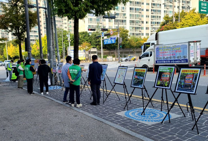 [광주=뉴시스] 광주 광산구 월곡동 일대에서 가로환경관리원들이 변화한 마을의 모습을 보여주는 사진전을 열고 있다. (사진 = 독자 제공) 2025.10.24. photo@newsis.com *재판매 및 DB 금지