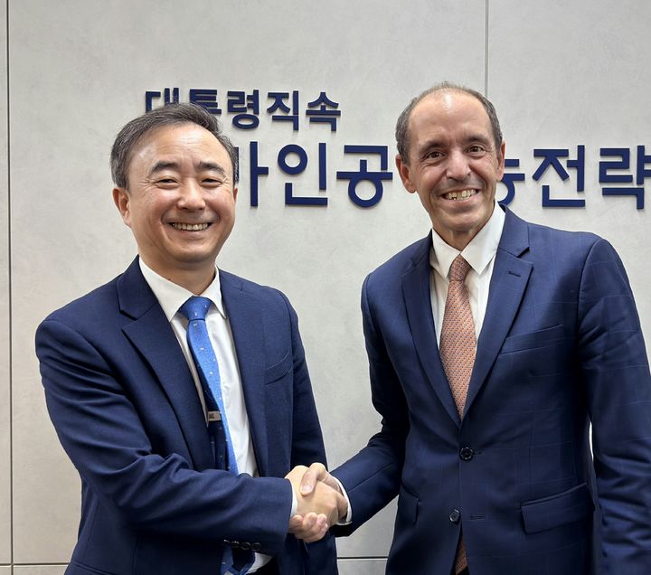 서울=뉴시스] 임문영 국가인공지능전략위원회 상근 부위원장(왼쪽)이 크리스 리헤인 오픈AI 글로벌 대외협력 최고 책임자와 만남을 가졌다. (사진=국가AI전략위 제공) *재판매 및 DB 금지