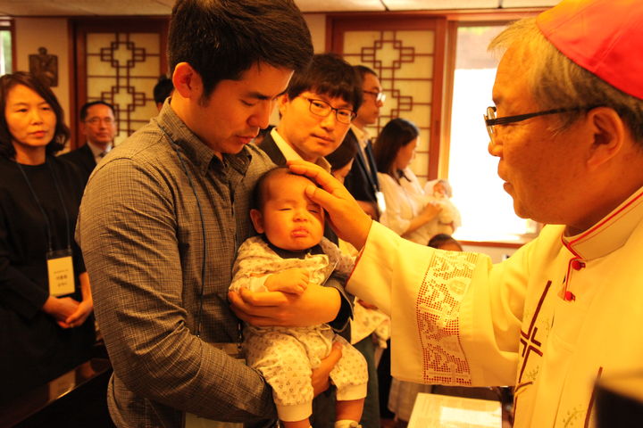 [서울=뉴시스] 2017년 5월 21일 염수정 추기경(오른쪽)이 직접 아기에게 세례를 주고있다. (사진=천주교 서울대교구 제공) 2025.10.24. photo@newsis.com *재판매 및 DB 금지